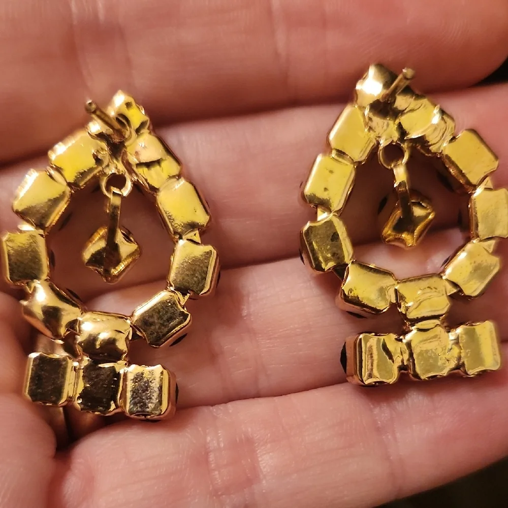 Elegant Black and Gold Necklace With Earrings‎